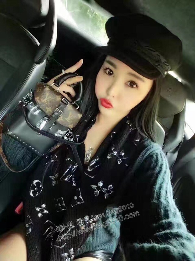 Louis Vuitton秋冬新款黑銀毛線女士圍巾 路易威登經典Monogram大花圖案和路易威登首字母字樣圍巾  mmj1725